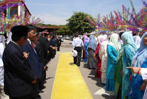 MENUNNGU KETIBAAN SULTAN